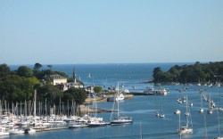 porte de plaisance et vue de bénodet en fond d'image