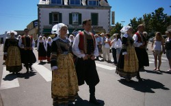 Défilé dans le bourg de Fouesnant des cercles celtiques pour la fête des pommiers et du cidre