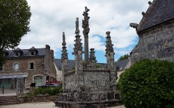 photo du calvaire de l'église sur la place de La Forêt-fouesnant finistère sud