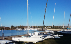 peti catamaran sur la grève