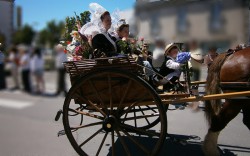 Défilé en costume breton à la fête des pommiers de fouesnant Finistère sud