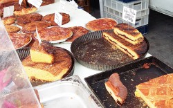 photo de gâteaux et far breton prise sur le marché